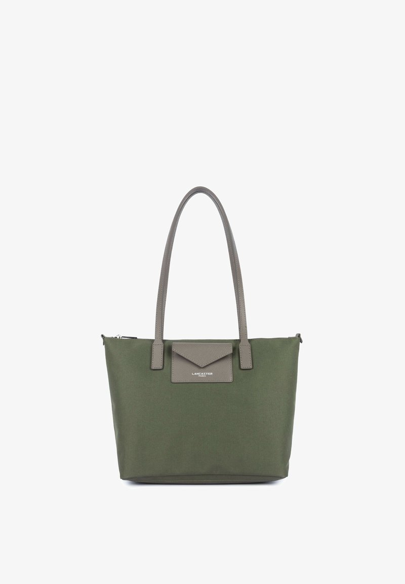 Sac cabas vert avec anses grises et poche avant à rabat, logo Lancaster Paris sur la poche, design simple et structuré.