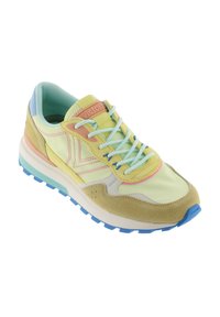 Multicolor sportschoen met suède en stoffen panelen, lichtblauwe veters, roze stiksels en een blauwe rubberen zool, schuin geplaatst om zijkant en bovenkant te tonen.