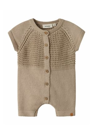 Tutina beige lavorata a maglia per neonati con maniche corte, parte superiore frontale testurizzata, bottoni di legno lungo il centro e una piccola etichetta del marchio sull'orlo della gamba.