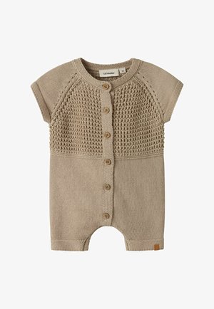 Béžový pletený detský overal s krátkymi rukávmi, textúrovaným horným frontom, drevenými gombíkmi po strede a malou značkovou štítkou na leme nohavíc.