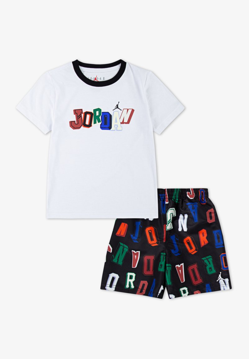 Camisa blanca de manga corta con un colorido logo de "JORDAN". Pantalones cortos negros con letras multicolores y una cinturilla elástica.