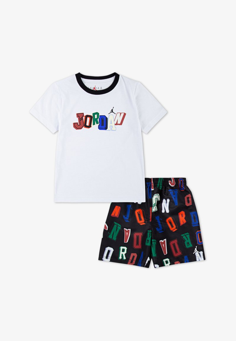 Camisa blanca de manga corta con un colorido logo de "JORDAN". Pantalones cortos negros con letras multicolores y una cinturilla elástica.