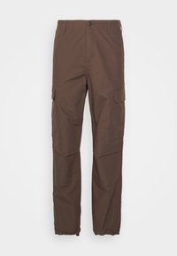 Pantalones cargo marrones con cierre de botón, bolsillos con solapa en los muslos, paneles de rodilla reforzados y cuerdas ajustables en los puños de los tobillos.