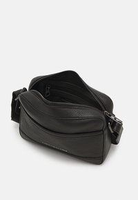 Tommy Hilfiger PREMIUM CAMERA BAG UNISEX - Taška s příčným popruhem - black