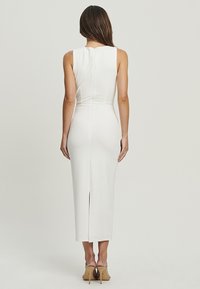 TUSSAH EMERSYN - Pouzdrové šaty - white
