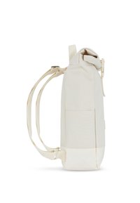 Sac à dos en tissu beige avec bretelles réglables, poche latérale et fermeture roulante supérieure avec boucle, vu de côté.
