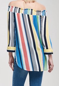 Stribet off-the-shoulder top med en struktureret halsudskæring, der har flerfarvede vandrette striber og trekvartærmer.