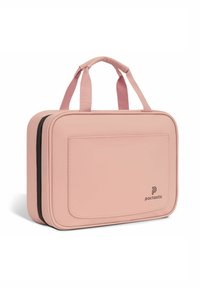 Roze rechthoekige tas met twee handvatten bovenaan, gemaakt van glad materiaal, met een voorzak en een zwarte ritssluiting. Merkbewerking zichtbaar.