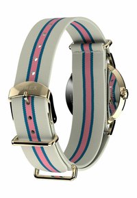 Montre bracelet Timex avec bracelet en tissu beige à rayures roses et bleues, boucle en or et boîtier de montre rond en or.