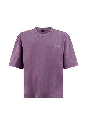 Lila übergroßes Kurzarm-T-Shirt mit Rundhalsausschnitt, subtiler verblasster Textur und kleinem besticktem Logo auf der linken Brust.