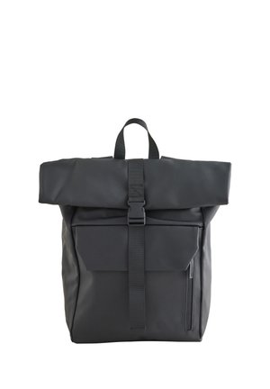 Sac à dos noir à ouverture roulée, doté d’une sangle à boucle à l’avant, d’une poche frontale à rabat et d’une poche zippée verticale sur le côté, présenté sur fond blanc.