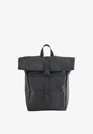 Schwarzer Rolltop-Rucksack mit Frontschnalle, Fronttasche mit Klappe und vertikaler Reißverschlusstasche an der Seite, vor weißem Hintergrund dargestellt.