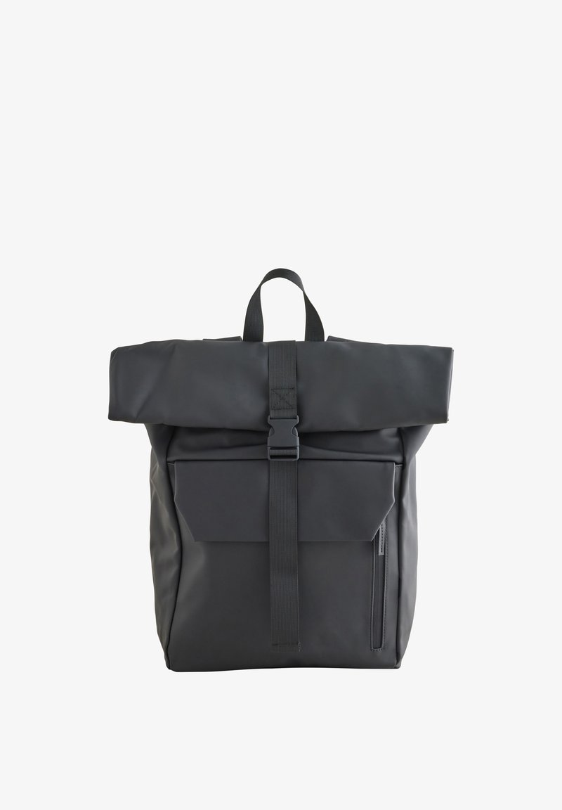 Sac à dos noir à ouverture roulée, doté d’une sangle à boucle à l’avant, d’une poche frontale à rabat et d’une poche zippée verticale sur le côté, présenté sur fond blanc.