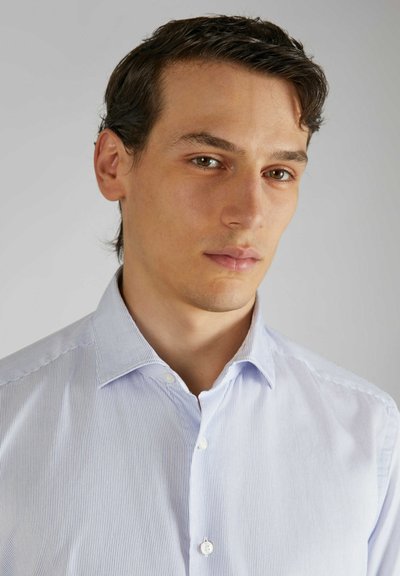 Camisa de botones de manga larga a rayas en azul claro y blanco. Presenta un cuello clásico, corte regular y una textura de algodón suave.