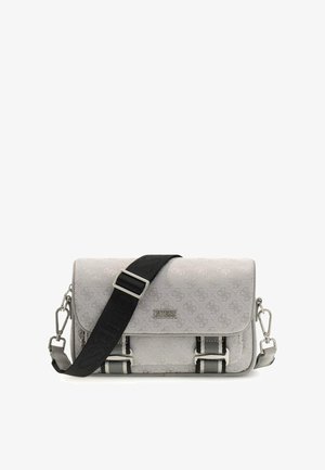 Sac bandoulière Guess gris clair avec motif de logo subtil, rabat avant, deux boucles en argent et large sangle noire réglable.