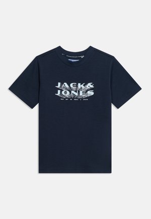Marineblå kortermet T-skjorte med hvit "JACK & JONES" tekst og grafisk design sentrert på brystet.