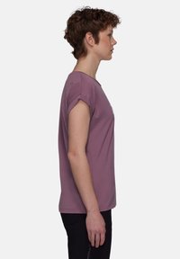 T-shirt med kort ärm och rund halsringning i dämpad mauve bomull. Rullade ärmar och en avslappnad passform, ihop med svarta byxor för kontrast.