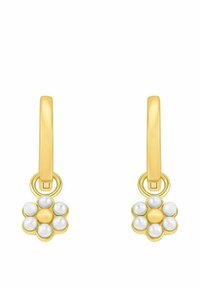 Goldene Creolen mit einem floralen Design, die sechs weiße Perlenakzente in einer kreisförmigen Anordnung und eine glatte metallische Oberfläche aufweisen.