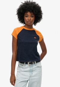 Superdry & Co ESSENTIAL LOGO RAGLAN - Camiseta estampada - track gold rich navy