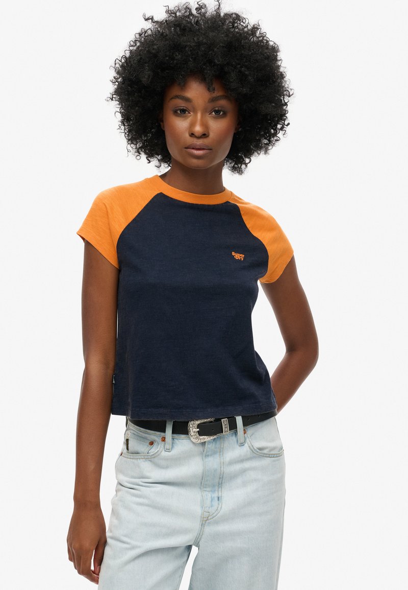 Superdry & Co ESSENTIAL LOGO RAGLAN - Camiseta estampada - track gold rich navy