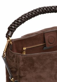 Borsa in camoscio marrone con manico intrecciato in pelle marrone scuro. Presenta una tasca interna con zip dorata e una chiusura a calamita.