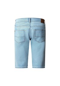 Los pantalones cortos de mezclilla azul claro presentan una textura suave, una cintura de media altura, una etiqueta de cuero marrón y dos bolsillos traseros con detalles de costura.