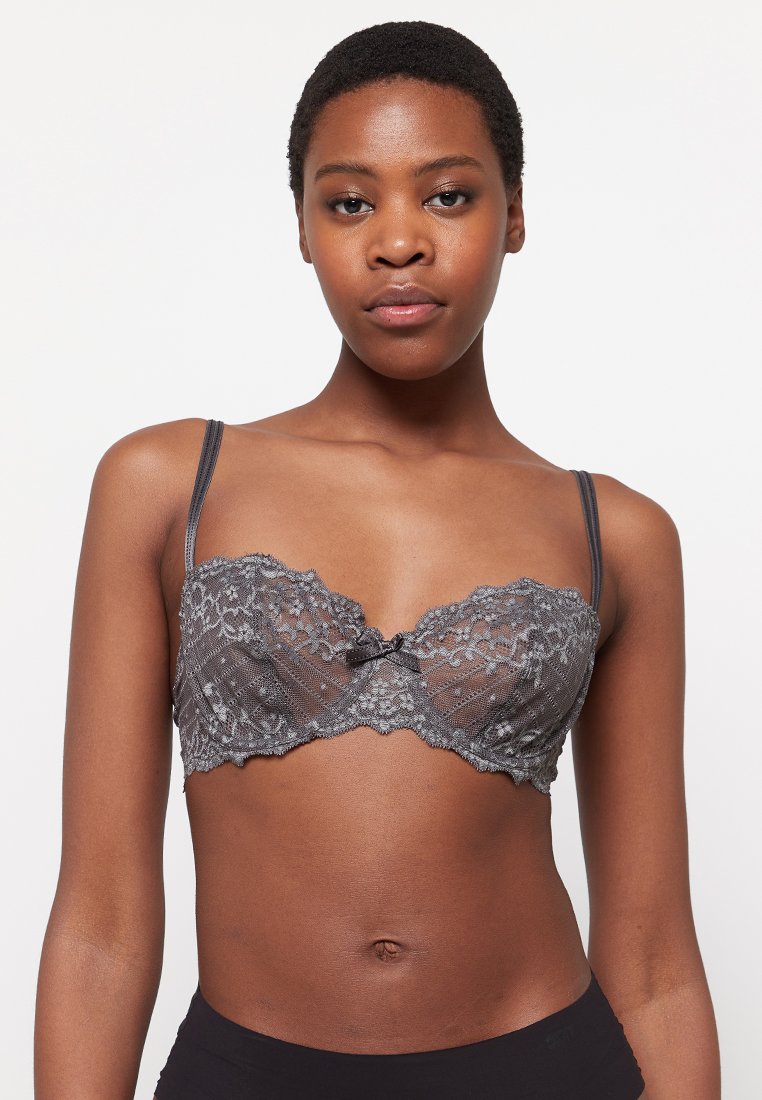 Sutien cu armătură