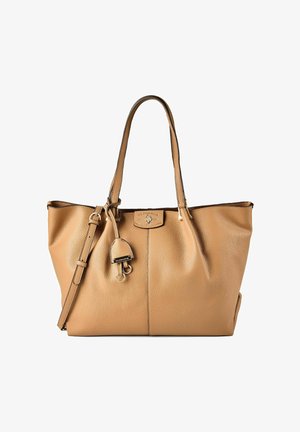 Bolso tote de cuero color canela con dos asas largas, correa de hombro ajustable, etiqueta frontal con anillas metálicas y detalle de logo de la marca cosido.