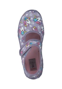 Chaussure en tissu violet avec un motif de licorne et des cœurs, dotée d'une bride velcro, d'une semelle intérieure rembourrée et d'une conception à bout rond.