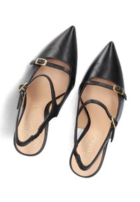 Scarpe in pelle nera con punta appuntita e design slingback, caratterizzate da una fibbia dorata e dettagli a intaglio sui lati.