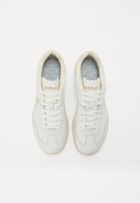 Białe skórzane sneakersy z teksturowaną powierzchnią, okrągłym czubkiem i płaskimi sznurówkami. Złote logo "REPLAY" na języku i bokach. Gumowa podeszwa.