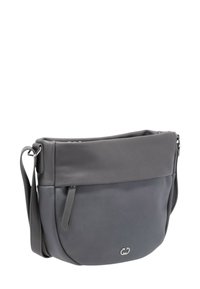 Borsa a tracolla grigia con patta testurizzata, tasca frontale con zip, tracolla regolabile e piccolo logo argentato sul fondo anteriore.