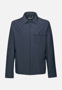 Giacca Geox blu navy, materiale leggero, zip frontale, colletto a punta, taschino sul petto con bottone, maniche lunghe.