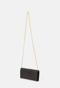 Svart faux skinn clutch med krokodillemønster, med enkjede i gullmetall. Rektangulær form med flat åpning.
