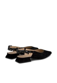 Scarpe slingback in suede nero con punta affusolata e tacco basso e squadrato; decorate con una cintura di pietre preziose nere.