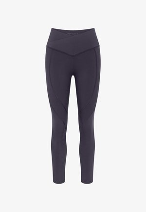 Tmavě fialové aktivní legíny s širokým pasem, strukturovanými švy a přiléhavým střihem. Vyrobené z elastického, vlhkost odvádějícího materiálu.