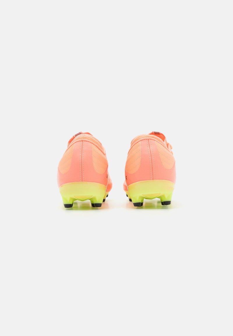 Botas de fútbol de color naranja brillante con una parte superior texturizada, suela amarilla y tacos negros para tracción, con un diseño de cordones seguro.