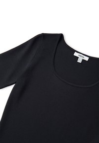Zwarte lange mouwen top van textuurstof met een brede ronde hals en een label. Glad afwerking, aansluitende vorm, geen zichtbare patronen.