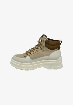 Beige und braune Wildleder-High-Top-Sneaker mit metallischen Schnürklemmen und einer robusten weißen Sohle. Verfügt über strukturierte Einsätze und eine Zuglasche.