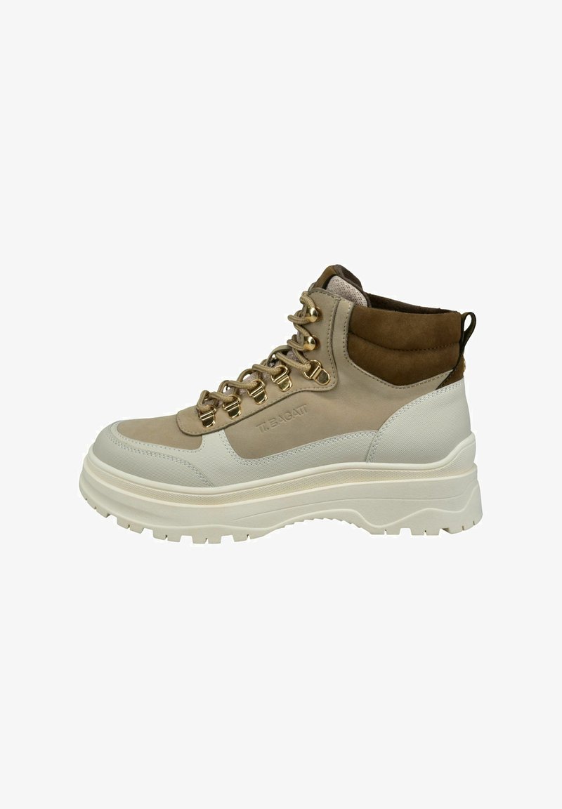 Wysokie trampki w beżowym i brązowym zamszu, z metalowymi oczkami na sznurowadła i masywną białą podeszwą. Posiadają teksturowane panele i pętelkę do zakładania.