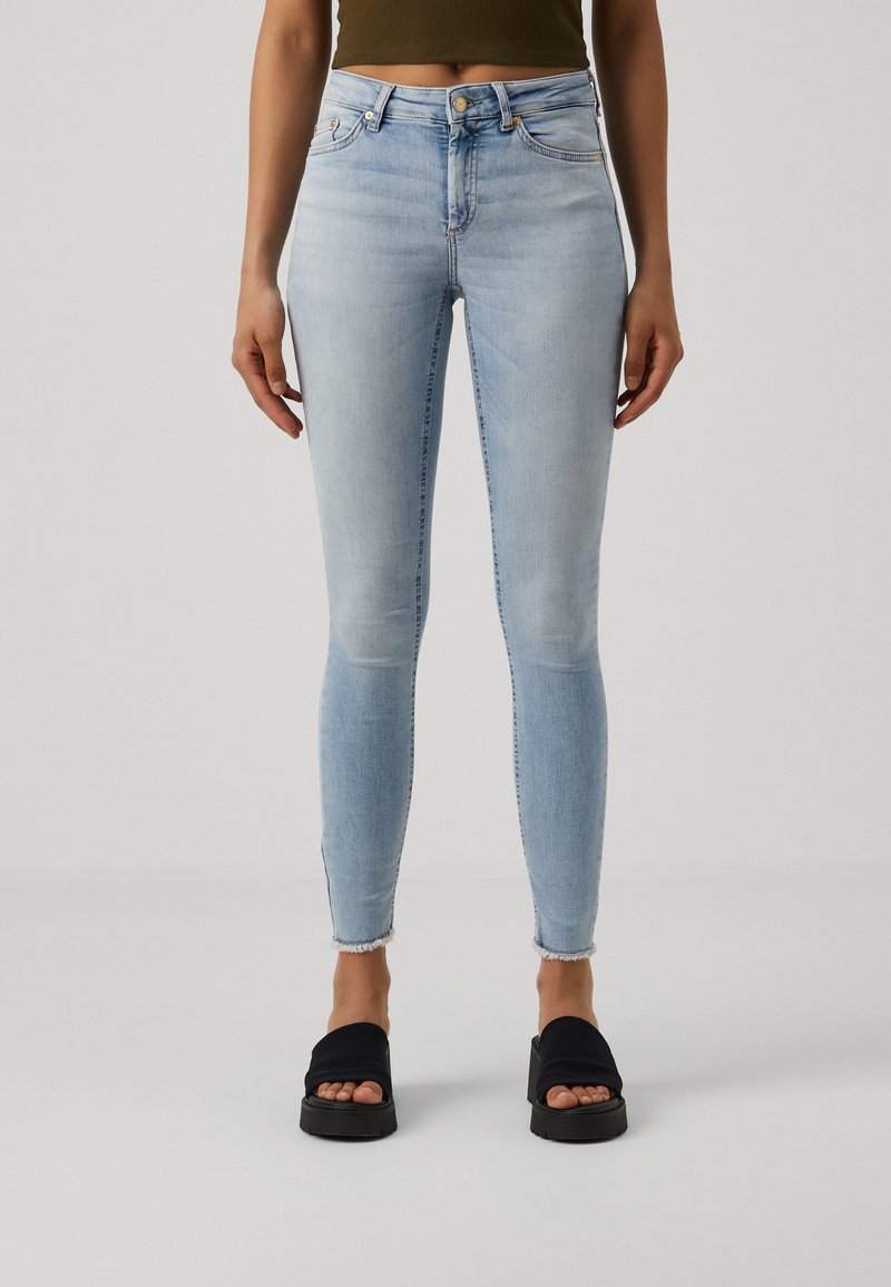 ONLY - ONLBLUSH LIFE MID RAW - Testhezálló fazon - light blue denim, Nagyítás