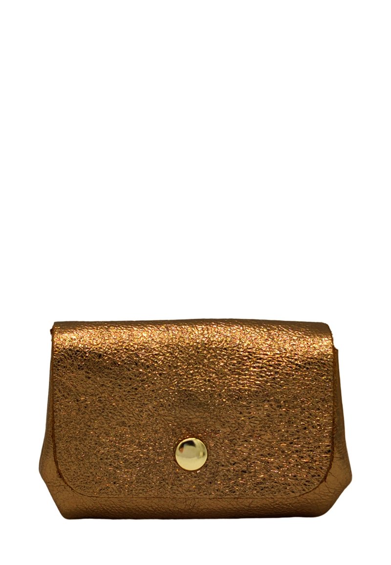 Petit clutch en cuir de couleur bronze métallique avec surface texturée et fermeture à bouton rond en or sur le rabat avant.