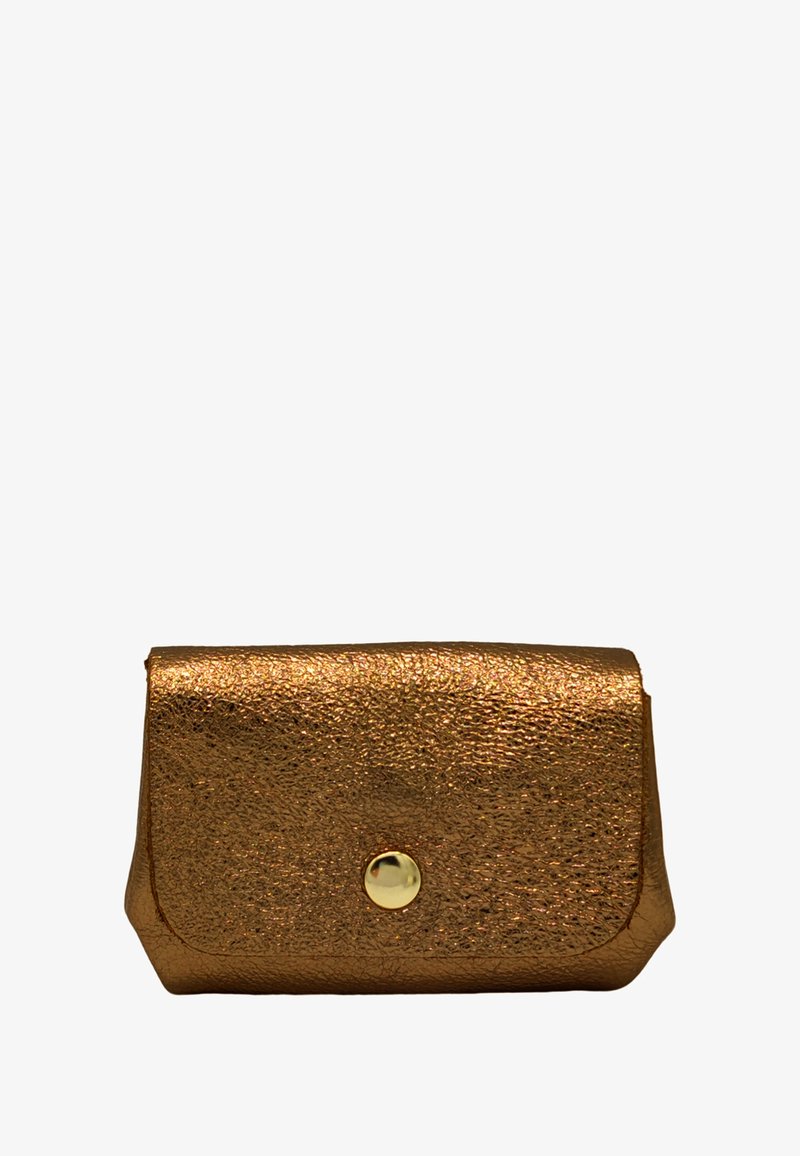 Petit clutch en cuir de couleur bronze métallique avec surface texturée et fermeture à bouton rond en or sur le rabat avant.