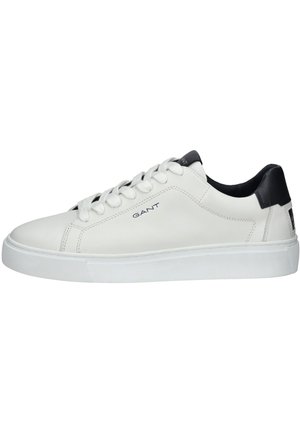Hvide lædersneakers med en glat overflade, rund tå og kontrasterende sort hælakkent. Har hvide snørebånd og en gummisål.