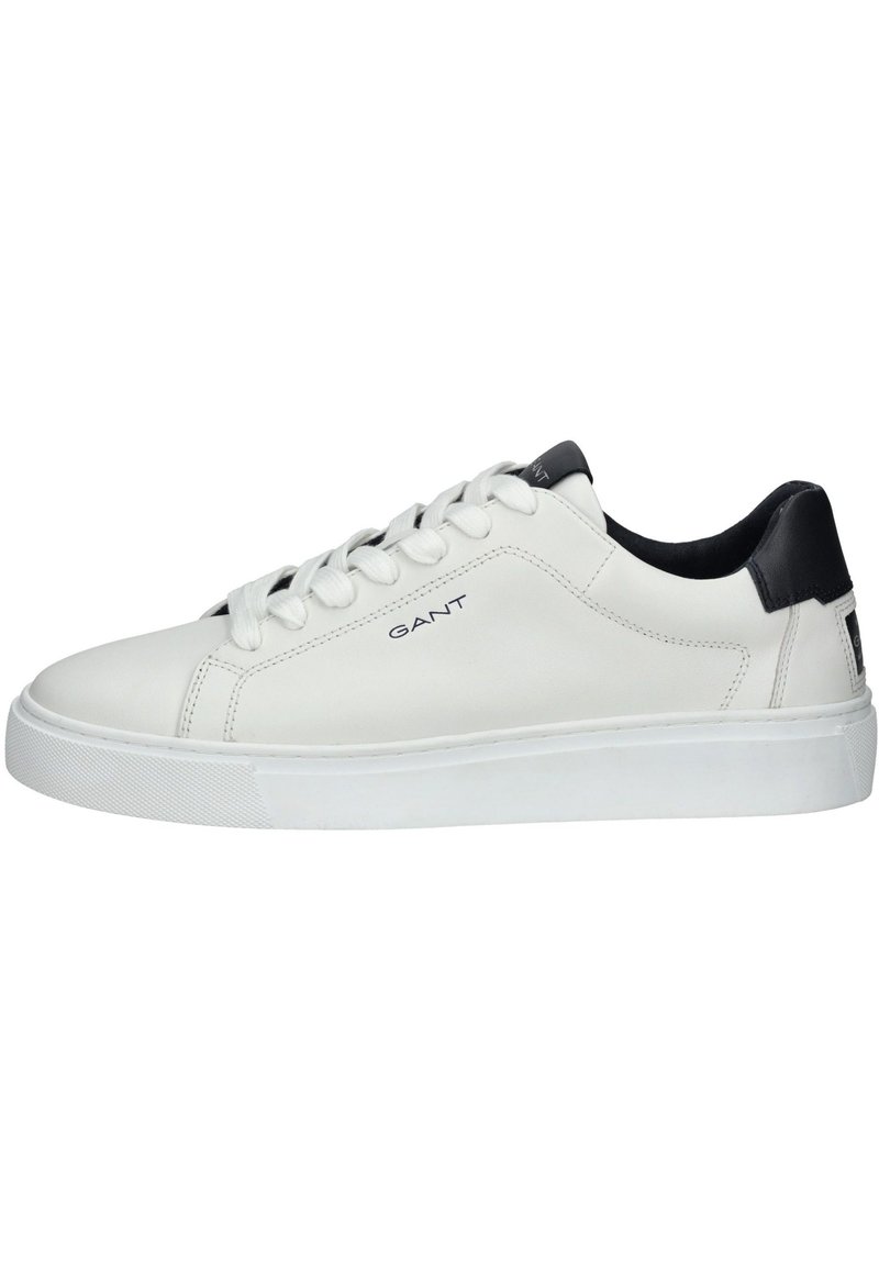 Sneaker bianco in pelle con una finitura liscia, punta tonda e un accento nero sul tallone. Caratterizzato da lacci bianchi e una suola in gomma.
