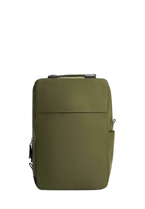 Oliivinvihreä suorakaiteen muotoinen reppu, jossa on pehmustettu yläkahva, sivutasku, etuvetoketju ja hienovaraisesti kohokuvioitu tuotemerkki "Tretorn 1891" alhaalla.