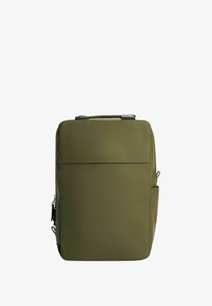 Olivengrøn rektangulær rygsæk med polstret topgreb, sidelomme, forrest lynlås og diskret præget mærkenavn "Tretorn 1891" nederst.