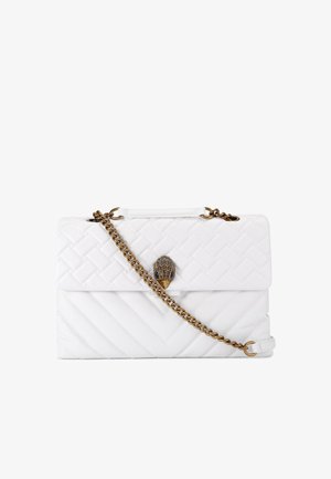 Sac à main matelassé blanc avec une chaîne en or et un matériel décoratif en forme de coquillage à l'avant. Texture lisse et forme structurée.
