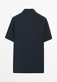 Tmavě modré polo tričko s krátkým rukávem, pohled zezadu, s klasickým límečkem a jednoduchým, čistým designem na bílém pozadí.
