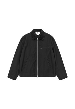 Zwarte jas met ritssluiting, een kraag van ribstof, zijzakken en een borstzak, met een gladde textuur en een ontspannen pasvorm.